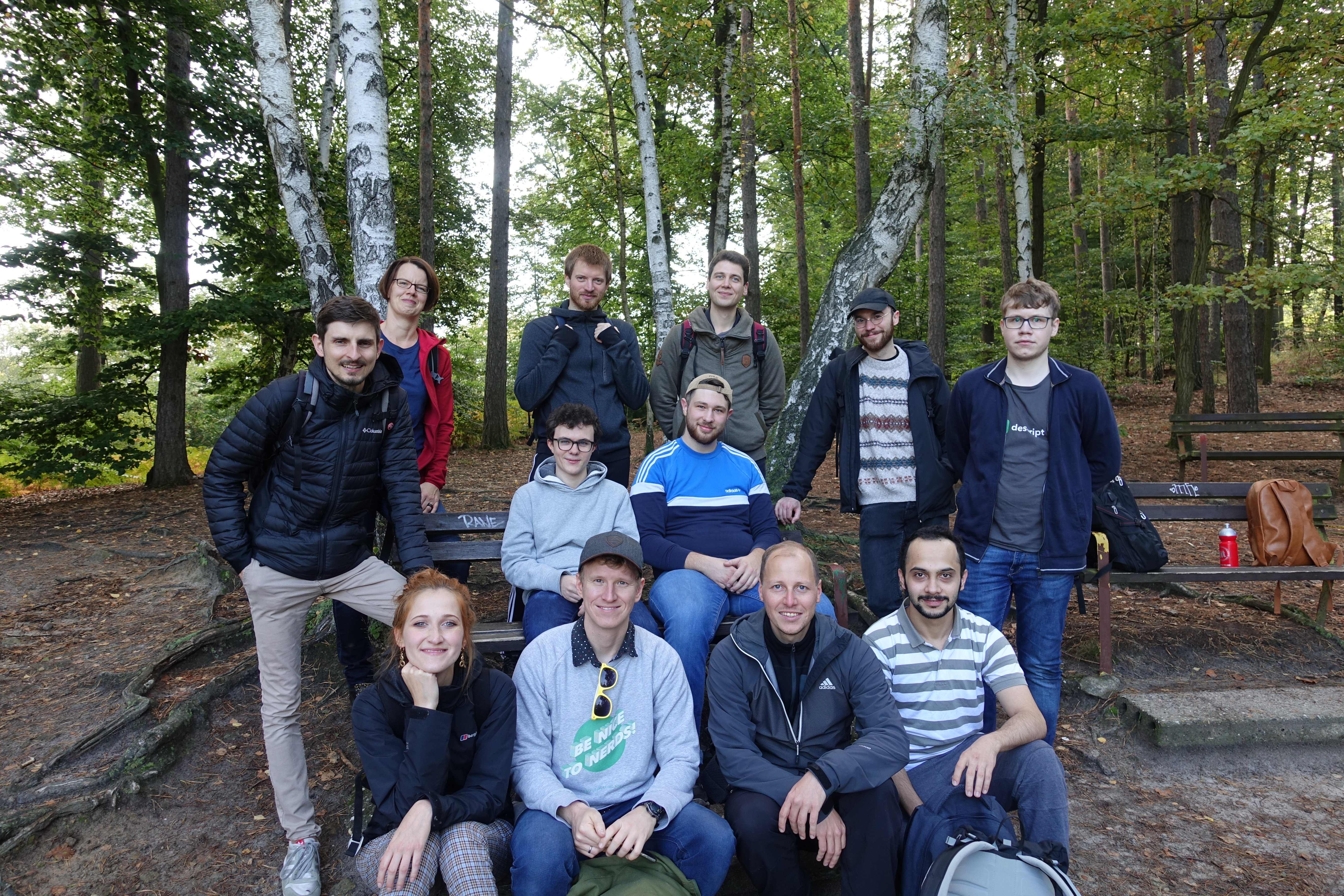 Team descript im Wald sitzend