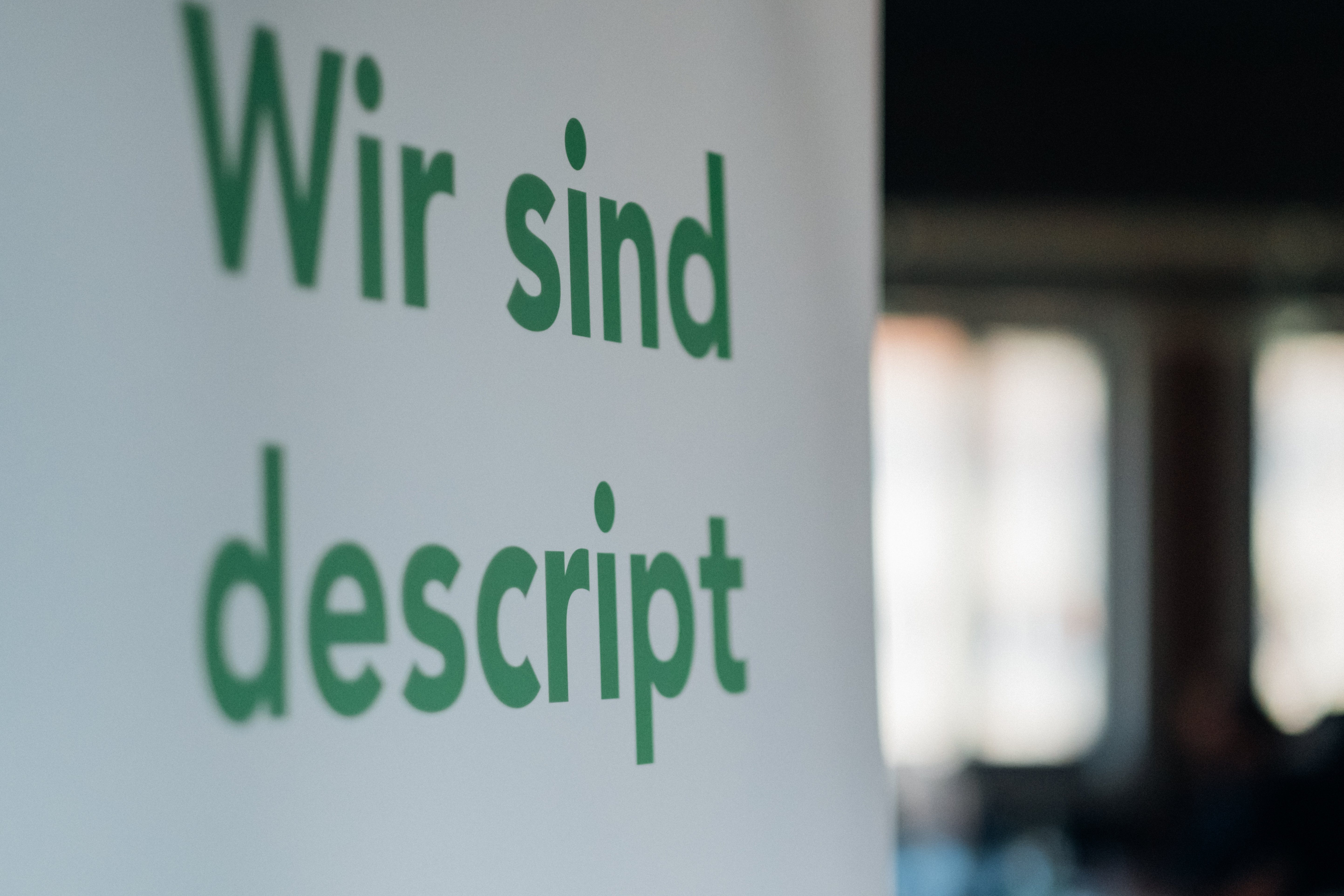 Bild vom Banner mit dem Text "Wir sind descript"