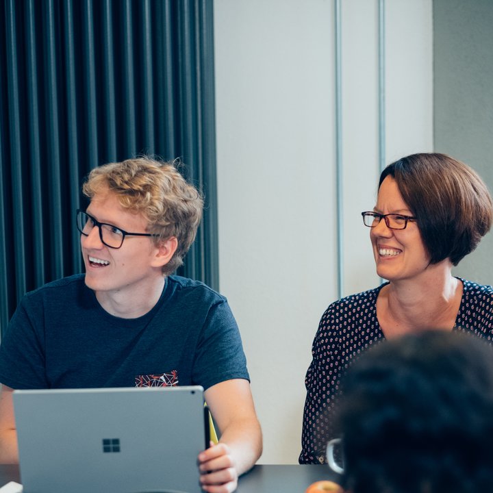 Zwei Mitarbeiter am Konferenztisch